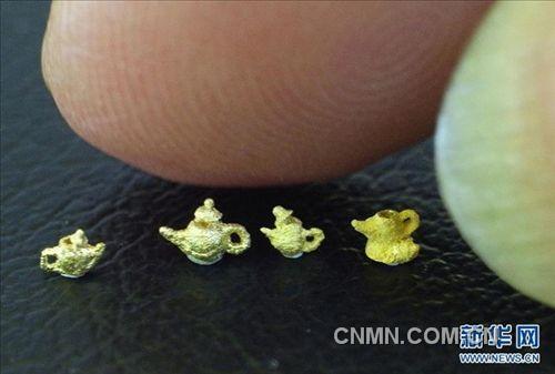 這是陳逢顯雕刻的“黃金茶壺”，每只壺尺寸約為0.2厘米（11月23日攝）。