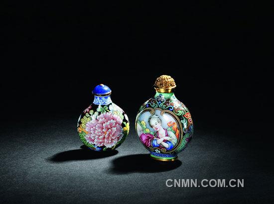 清雍正-畫琺瑯牡丹花荷包形鼻煙壺（左）、清乾隆-乾隆款御制銅胎畫琺瑯彩歐式仕女圖鼻煙壺