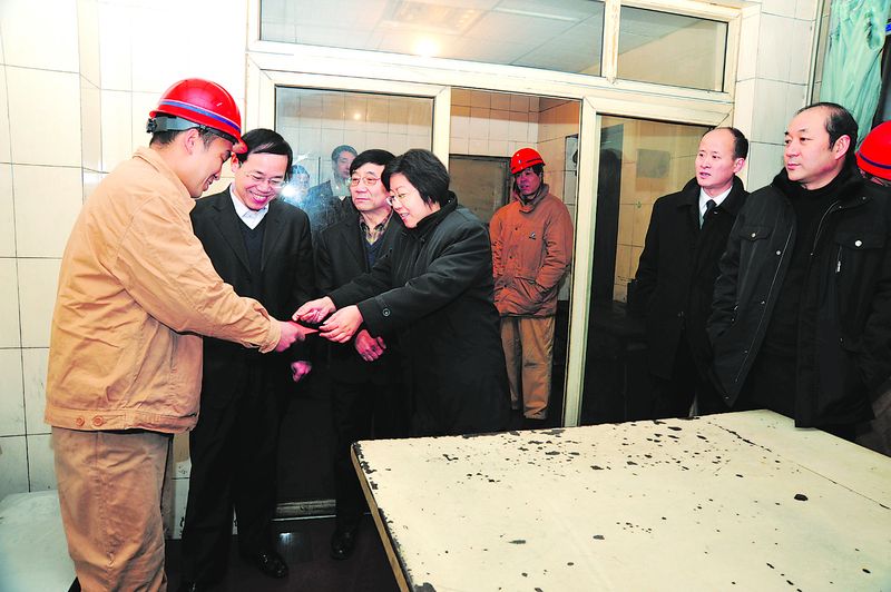 春節(jié)將至，中鋁鄭州企業(yè)領(lǐng)導(dǎo)非常關(guān)心勞模和困難職員工的生活。日前，中鋁鄭州企業(yè)協(xié)調(diào)委員會(huì)主任、中鋁河南分公司總經(jīng)理喬桂玲一行來(lái)到生產(chǎn)一線(xiàn)進(jìn)行節(jié)前慰問(wèn)，送上了組織的溫暖和關(guān)懷。圖為喬桂玲（左四）親手把慰問(wèn)金送到市級(jí)勞模、碳素廠(chǎng)員工高彥紅（左一）手中。