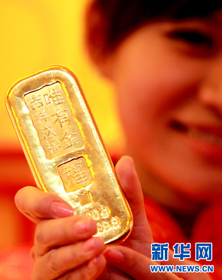 一位禮儀小姐展示一款1000克的“工銀金行家―唯有金?禮贊金條”。