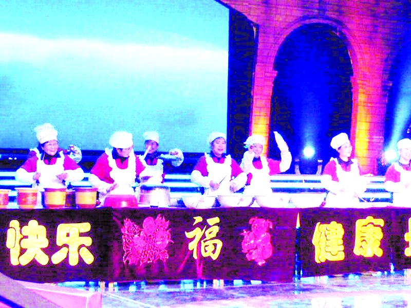 兔年正月初一，在中央電視臺(tái)《春節(jié)大廟會(huì)》的舞臺(tái)上，一群年過(guò)半百的老大媽，用花盆、臉盆、咸菜缸、碗碟……敲打出一曲曲優(yōu)美動(dòng)聽(tīng)的鍋碗瓢盆打擊樂(lè)，引發(fā)了場(chǎng)內(nèi)一陣陣尖叫和歡呼……她們就是來(lái)自中鋁山東企業(yè)物業(yè)管理部的“快樂(lè)大媽”組合。