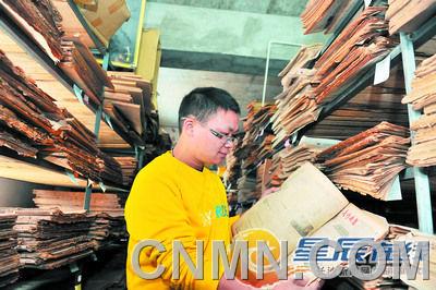 張立的報(bào)紙庫(kù)如同舊報(bào)資料室，這一“懷舊產(chǎn)業(yè)”為他淘來(lái)每月近萬(wàn)元的收入。