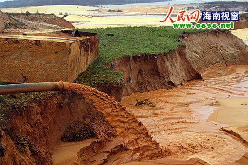 “粗大的水管正在排放采鈦礦產(chǎn)生的尾砂和污水。”在海南文昌市昌灑鎮(zhèn)白土村牧場坡附近，大型采礦機正在熱火朝天的運轉(zhuǎn)。為了2000多元的工資，兩位打工者不顧一切，被“圍”在數(shù)十米深的礦坑里工作。圖為文昌昌灑鎮(zhèn)白土村牧場坡附近的采鈦礦現(xiàn)場