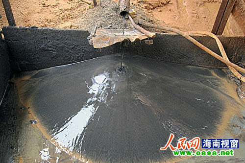 3月22日上午，記者在礦區(qū)看到數(shù)臺大型采礦機，其中一臺正在不停地運轉(zhuǎn)工作。而另一旁，數(shù)個大坑內(nèi)有粗大的水管正在排放采礦產(chǎn)生的尾砂和污水，顯得渾濁不堪。順著排污管往下流，含有大量沙子和泥漿的污水排放到農(nóng)田，使得破壞相當(dāng)嚴重。