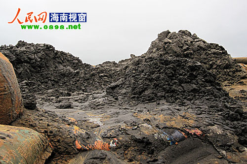 此時，來自湖南來此打工的夫妻倆正在辛勤的工作，從礦坑上往下看，許先生的妻子被“圍”著在操作抽水機，看起來十分危險。至于是否擔(dān)心自身的安全，“我們剛來沒多久，只要有活就做，老板一個月給我們2千多塊錢的工資。”許先生說。被問及是老板姓名及公司名稱時，許先生則是一問三不知。