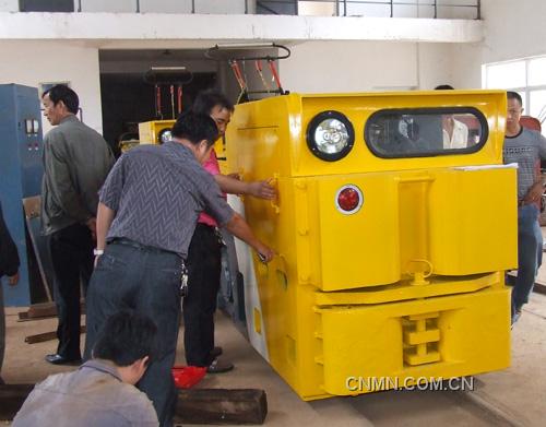 　　兩張加長型的大卡車9月21日中午緩緩駛?cè)胨傻V動(dòng)力運(yùn)輸車間新調(diào)車場，經(jīng)過工作人員卸載、安裝，松礦首次引進(jìn)的兩輛20噸變頻調(diào)速電機(jī)車就此落戶1360平臺(tái)。隨著20噸變頻調(diào)速電機(jī)車的使用，將進(jìn)一步推動(dòng)松礦礦山裝備現(xiàn)代化和生產(chǎn)力自動(dòng)化水平的提高，加快礦山生產(chǎn)由勞動(dòng)密集型向技術(shù)密集型轉(zhuǎn)變。