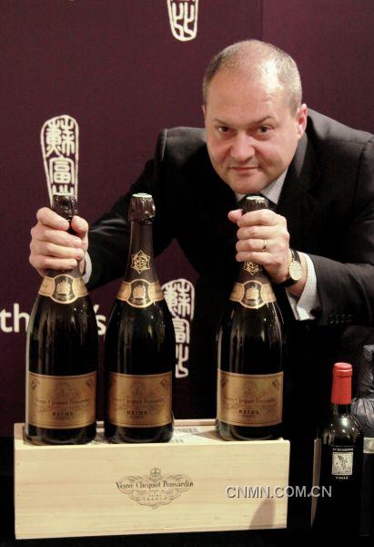 蘇富比亞洲區(qū)洋酒部主管樓柏禮(Robert Sleigh)及凱歌酒莊(Veuve Clicquot)直遞1921、1929及1947年珍罕歷史性年份香檳。