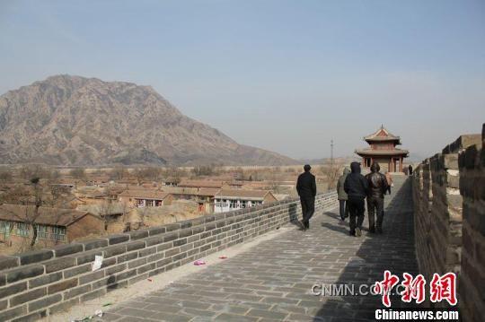 圖為雞鳴驛的城墻，遠(yuǎn)眺為雞鳴山。