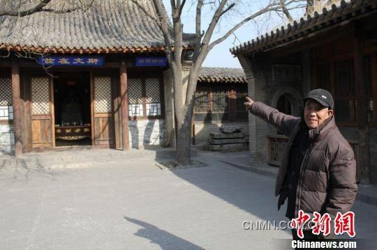 圖為85歲得王緒老人指著文昌宮的正殿對記者介紹說，“雞鳴驛是國家的文物，一定要保護(hù)好”。