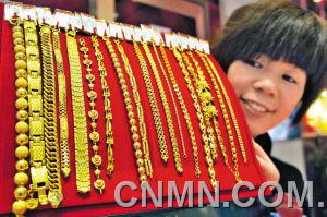 1月30日，山東聊城市一家大型商場金店的工作人員在展示黃金手鏈。