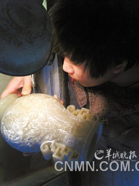 蚌埠仿古玉加工廠，工人正在雕琢玉器