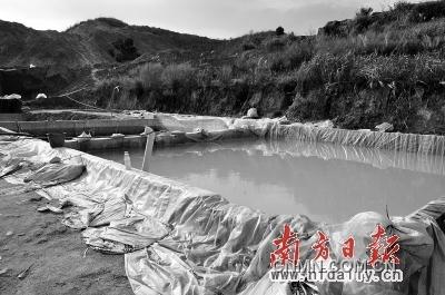 山間的洗礦池。