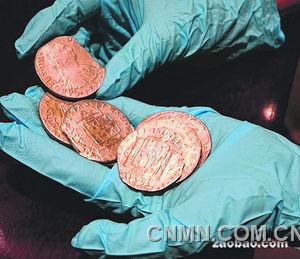 和“圣母號”一起在1804年沉入海底的金銀幣共有近60萬枚。（路透社）