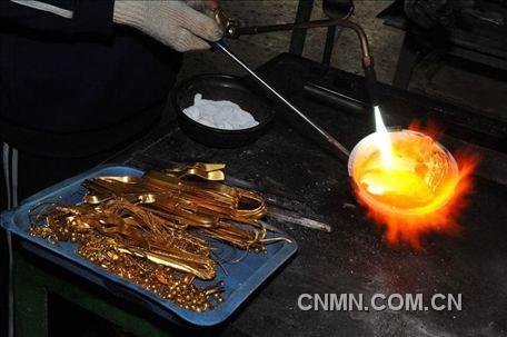 對黃金原料進行回爐熔化，鑄成需要的材料金條。