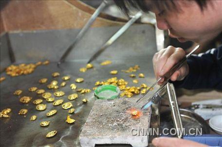部分需要焊接、粘合的黃金飾品。