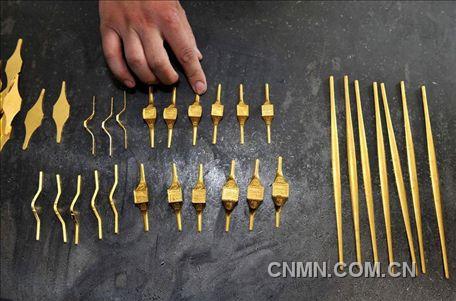 制成的半成品的手鐲及戒子。