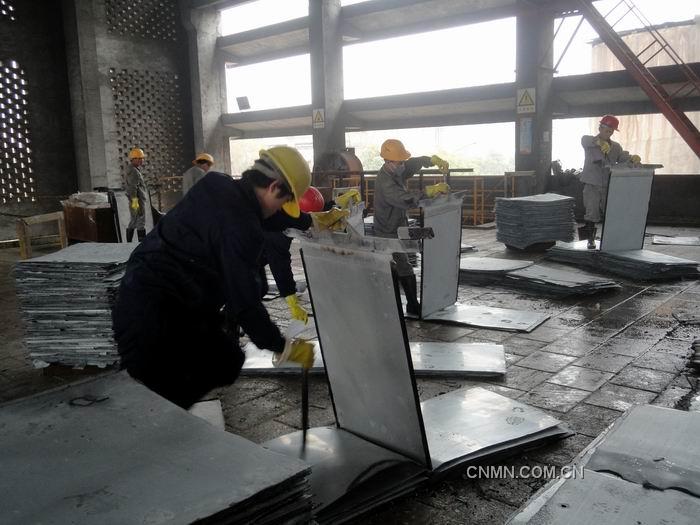 華錫來冶公司2012年元月0#鋅產(chǎn)出率達(dá)78%，超出集團(tuán)公司當(dāng)月考核任務(wù)的28%，為2012年安全、質(zhì)量生產(chǎn)工作打開良好勢(shì)頭。圖為電解員工按標(biāo)準(zhǔn)化操作要求進(jìn)行剝鋅工作