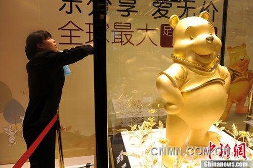 3月22日，成都春熙路某金店一只由16.8千克黃金打造的維尼熊吸引了眾多民眾眼球