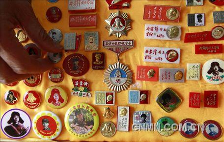 3月1日，房冠龍?jiān)谡故咀约菏詹氐?20多枚關(guān)于雷鋒的紀(jì)念章。