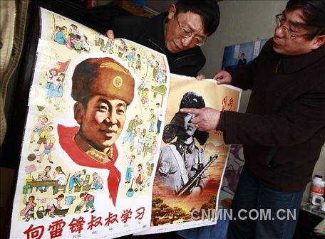3月1日，房冠龍（左）向來訪的客人介紹自己最近添置的兩件藏品。