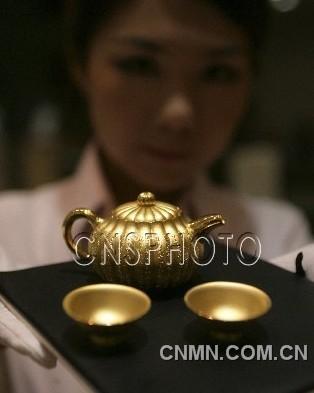 7月11日，“故宮心經(jīng)錦囊壺”和“心經(jīng)金碗”正式亮相北京菜百。由故宮博物院與國金黃金集團聯(lián)合出品的此套“品茶”器皿，采用999純黃金的傳統(tǒng)制金工藝和現(xiàn)代工藝制成。“故宮心經(jīng)錦囊壺”重260克，首次以故宮館藏珍品“乾隆·綠漆地描金瓜棱壺”為原型，精工創(chuàng)造。“心經(jīng)金碗”重25克，刻有《般若波羅蜜心經(jīng)》，共268個字。