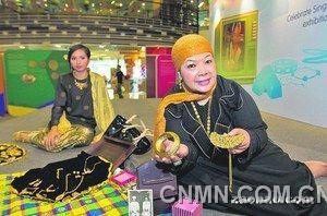 頌賽依德（右）年輕時(shí)便開始收藏馬來(lái)金飾，黃金對(duì)她來(lái)說是財(cái)富的象征，也可作為傳家之寶，代代相傳。