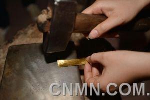 金箔鍛造大部分工序都需要人工操作，所以對技術(shù)要求很高。砸金片要求極高，有一錘沒砸好，一天的工作就可能白費掉。