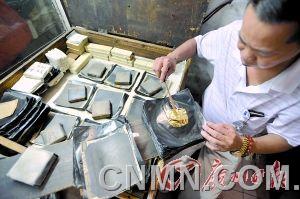 經(jīng)過打壓的金箔需要烏金紙包著放進爐里烘干。