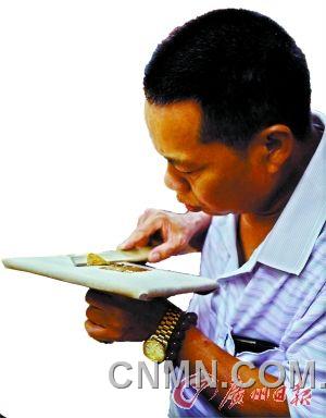 把鋪在烏金紙上的金箔用竹條挑起，切割成小片后用嘴吹氣再把金箔撩起到玉扣紙上，這些步驟都不能直接用手觸碰到金子。
