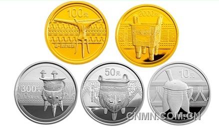 　　8月31日，中國人民銀行將發(fā)行中國青銅器金銀紀(jì)念幣(第一組)一套。該套紀(jì)念幣共5枚，其中金幣2枚、銀幣3枚，均為國家法定貨幣，由中國金幣總公司總經(jīng)銷。該紀(jì)念幣預(yù)計(jì)將于9月中旬亮相沈城。