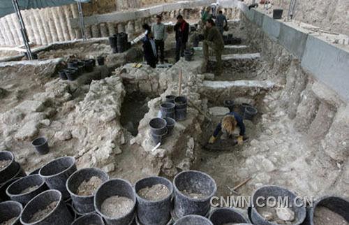 12月22日，工作人員在以色列耶路撒冷老城南墻外的考古挖掘現(xiàn)場忙碌