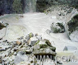 圖一：非法開采10-非法選礦造成河流污染引起國際糾紛