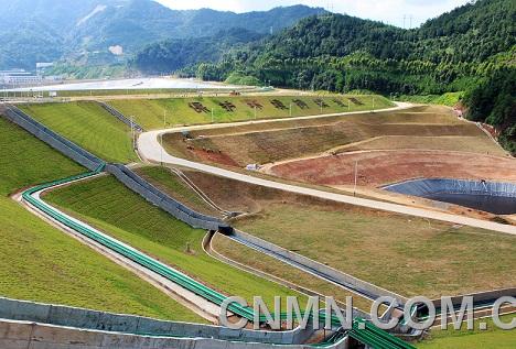 圖九：紫金山溶液池系統(tǒng)外邊坡（綠化及管溝、水路、電纜橋架建設(shè)）