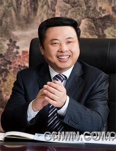 天能集團董事局主席張?zhí)烊? /></p>
<p><br />　　全國人大代表、天能集團董事局主席張?zhí)烊螌π履茉串a(chǎn)業(yè)的關(guān)注度非常大，在為今年“兩會”準備的9條議案及建議中，就有5條涉及加快建設(shè)廢舊電池回收體系、盡快出臺電動自行車國家新標準、推動低速短程電動汽車發(fā)展、暫緩征收鉛蓄電池消費稅等新能源相關(guān)問題。<br />　<strong>　一、及時清理涉企過時政策規(guī)章<br /></strong>　　“企業(yè)發(fā)展離不開政策法規(guī)，改革開放30多年，各級政府部門出臺了大量政策、規(guī)章、文件，一些政策、規(guī)章、文件已經(jīng)完成使命，退出了歷史舞臺，但也有不少因為種種原因，存留了下來。”張?zhí)烊谓榻B說。<br />　　客觀上看，這些存留下來的政策、法規(guī)、文件，它們在當時的社會條件下起到一定的作用，不過隨著時間的推移與社會的發(fā)展，有的相互抵制，有的干脆成了阻礙生產(chǎn)力發(fā)展的“籬笆”，少數(shù)不積極或不作為的部門，甚至?xí)弥@些“籬笆”圈自己的利益、向企業(yè)提無理要求。這在很大程度上傷害了企業(yè)的積極性與主動性，給企業(yè)發(fā)展帶來很大阻礙。<br />　　為進一步優(yōu)化我國企業(yè)經(jīng)濟發(fā)展的法制環(huán)境，促進企業(yè)轉(zhuǎn)型升級，張?zhí)烊谓ㄗh國務(wù)院有關(guān)部門牽頭，組織各級政府有關(guān)部門在全國范圍內(nèi)對涉及企業(yè)生產(chǎn)經(jīng)營的一系列政策、法規(guī)、文件做一次系統(tǒng)的梳理，重點清理和修改不符合市場經(jīng)濟發(fā)展要求、不利于企業(yè)轉(zhuǎn)型升級的有關(guān)文件，要將清理工作與全面清理涉及向企業(yè)收費、攤派的規(guī)定結(jié)合起來，從制度上、源頭上切實解決企業(yè)負擔過重的問題。<br />　　建議對以下列情形之一的，應(yīng)當予以修改：1.部分內(nèi)容與上位法不一致或者相抵觸的;2.國家政策重大調(diào)整，政府規(guī)章、規(guī)范性文件的部分內(nèi)容與之不適應(yīng)的;3.部分內(nèi)容明顯不適應(yīng)經(jīng)濟社會發(fā)展需要的;4.部分內(nèi)容的程序、可操作性不強，需要予以細化和完善的;5.政府規(guī)章、規(guī)范性文件之間對同一事項的規(guī)定不一致的;6.其他原因需要予以修改的。<br />　　有下列情形之一的，應(yīng)當予以廢止：1.主要內(nèi)容與上位法或者國家政策相抵觸的;2.依據(jù)的法律、法規(guī)已廢止或者宣布失效的;3.主要內(nèi)容已被新制定或者修訂后的法律、法規(guī)、規(guī)章涵蓋的;4.主要內(nèi)容已被新制定的政府規(guī)章、規(guī)范性文件替代的;5.主要內(nèi)容已不適應(yīng)經(jīng)濟社會發(fā)展需要的。<br />　　<strong>二、加大低速短程電動汽車推動力度<br /></strong>　　“市場上運行的電動汽車有高速車和低速車兩類，目前低速短程電動汽車銷量遠遠大于高速電動汽車，贏得了廣泛的市場。”張?zhí)烊握f，高速電動汽車與低速短程電動汽車相比較，其性價比不具備競爭優(yōu)勢。在節(jié)能減排和生態(tài)文明建設(shè)的推動下，我國正大力發(fā)展綠色交通，加快建立以低碳為特征的交通運輸體系，他建議國家相關(guān)部門出臺相關(guān)政策，進一步推動低速短程電動汽車發(fā)展。<br />　　“一要制定電動汽車技術(shù)標準，促進低速短程電動汽車發(fā)展。二要明晰發(fā)展政策，鼓勵技術(shù)創(chuàng)新。三要合理布局產(chǎn)業(yè)發(fā)展，規(guī)劃配套設(shè)施建設(shè)。四要出臺管理辦法，解決車輛上路問題。五要完善服務(wù)體系，確保電池回收。”張?zhí)烊谓ㄗh。</p>
<p> </p>
 <p style='text-align:center'>[1]<a href='ShowNews1.aspx?id=263719&page=2' target='_self'><b>[2]</b></a> <a href='ShowNews1.aspx?id=263719&page=3' target='_self'><b>[3]</b></a> <a href='ShowNews1.aspx?id=263719&page=2' target='_self'>下一頁</a></p></div>
                    <p class=