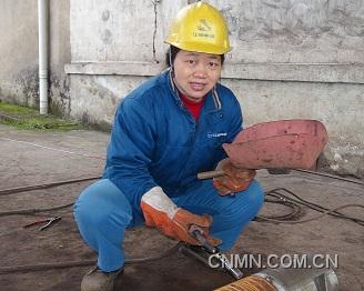 　　　　即將退休的丁仲榮仍堅守崗位，作為江銅集團一名普通電焊工，她在電焊崗位已經(jīng)工作了30多個年頭，曾被授予“全國先進女職工”、“全國三八紅旗手”等榮譽稱號。