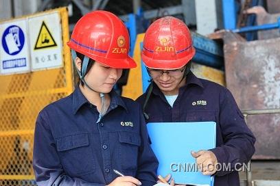 紫金銅業(yè)電解廠女工統(tǒng)計校對當(dāng)天陽極機組整形過的陽極板數(shù)量