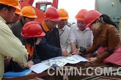 C.共同建設(shè)新興產(chǎn)業(yè)。陜西有色天宏公司女職工與專家一起參與建設(shè)多晶硅生產(chǎn)線。 (1)
