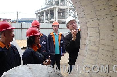 C.共同建設(shè)新興產(chǎn)業(yè)。陜西有色天宏公司女職工與專家一起參與建設(shè)多晶硅生產(chǎn)線。