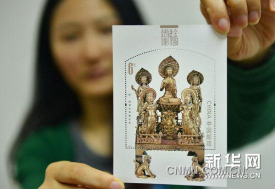 6月14日，浙江郵票公司的工作人員展示《金銅佛造像》特種郵票小型張“隋·銅鎏金佛教造像”。