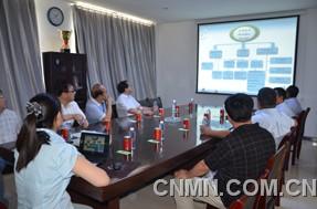 賈司長觀看關于宏博特公司的介紹并進行洽談