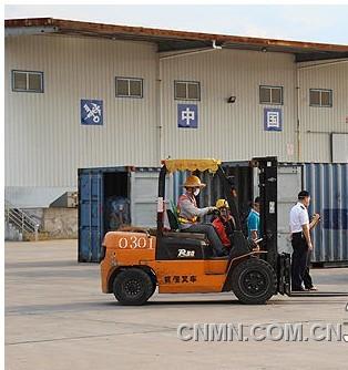 7月12日，鷹潭貴溪市銅拆解加工園內(nèi)一輛叉車正在搬運(yùn)從國外運(yùn)來的廢舊五金
