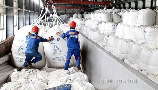 (頭條配圖)圖為中國鋁業(yè)廣西分公司正在組織氧化鋁產(chǎn)品 裝車外銷。 梁清媛 攝