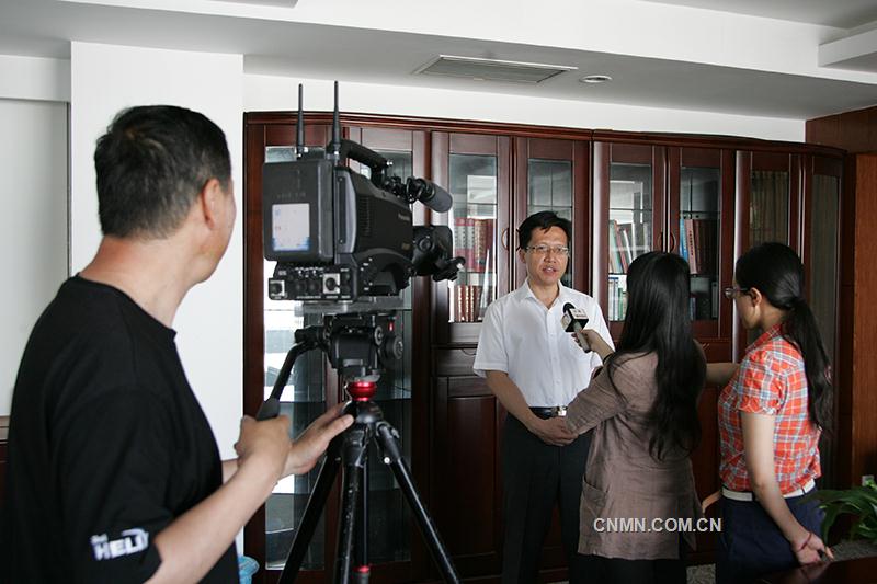 圖為云錫控股公司副總經(jīng)理李剛接受云南電視臺、云南人民廣播電臺記者采訪。1