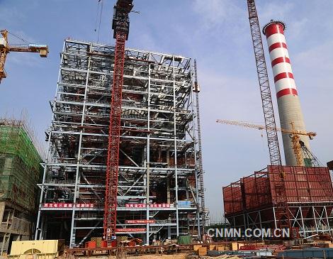 圖為項目發(fā)電廠鍋爐和煙囪高聳入云，預計年底前發(fā)電。黃家碧  攝 圖2