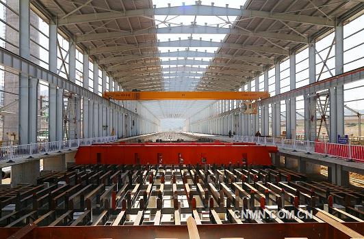 圖為項目鋁廠電解鋁車間整體結構已經(jīng)完成，預計年底前投產(chǎn)。黃家碧  攝   圖3