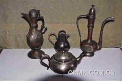 中國(guó)歷朝歷代出品了很多出色的瓷水壺，有個(gè)收藏家藏有一千多把中國(guó)古代瓷水壺，可謂“壺專(zhuān)家”。然而，我總覺(jué)得瓷水壺雖然好看細(xì)膩，但碰不起，難以保存。而銅的水壺則比較耐用，造型生動(dòng)，質(zhì)地精良，尤其是國(guó)外的銅壺。