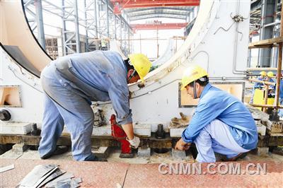 近日，在銅陵有色沙溪銅礦建設(shè)中，銅冠建安安裝公司承擔(dān)了磨浮車間兩臺大型設(shè)備的安裝。其中，半自磨機(jī)直徑8．5米、凈重709噸，球磨機(jī)直徑6．2米、凈重832噸，均是銅陵有色磨浮系統(tǒng)中最大的設(shè)備。半自磨機(jī)自7月底開始安裝，目前正在安裝半自磨機(jī)主軸底座，間距在7．6米的兩個(gè)底座間橫向中間線安裝誤差不能超過1毫米，安裝精度要求極高。為確保精確度，該公司職工在安裝底座中反復(fù)檢測，不斷調(diào)整，全力按設(shè)計(jì)要求做好施工。