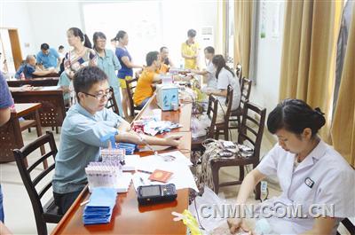 為響應(yīng)江西省獻(xiàn)血辦、江西省血液中心《關(guān)于組織公民義務(wù)獻(xiàn)血通知》的號召，南昌硬質(zhì)合金有限責(zé)任公司近日組織職工進(jìn)行無償義務(wù)獻(xiàn)血活動。此次義務(wù)獻(xiàn)血活動共有來自各生產(chǎn)單位、職能部門50余位愛心獻(xiàn)血者參加，成功獻(xiàn)血者達(dá)45人，短短半天時間共獻(xiàn)血12000余毫升。