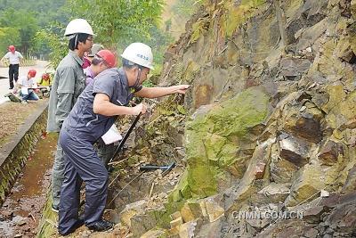　9月9日～11日，近80名來自廣東省地質(zhì)局、省核工業(yè)地質(zhì)局、省有色金屬地質(zhì)局的中青年地質(zhì)技術(shù)人員，聚集在風(fēng)景秀麗的肇慶市鼎湖山腳下，一連三天，展開有“理論考試、巖礦鑒定、野外實操”為主要內(nèi)容的“全省礦產(chǎn)地質(zhì)專業(yè)技術(shù)人員職業(yè)技能競賽”，互相PK，軋金奪銀。這是廣東省地質(zhì)系統(tǒng)自2008年以來開展的第六次職業(yè)技能大賽。