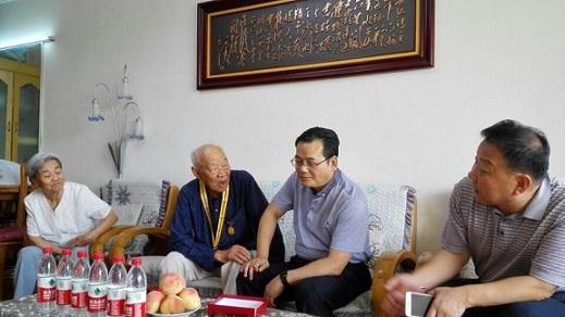 為抗戰(zhàn)老戰(zhàn)士或遺屬送上了紀念章、慰問金
